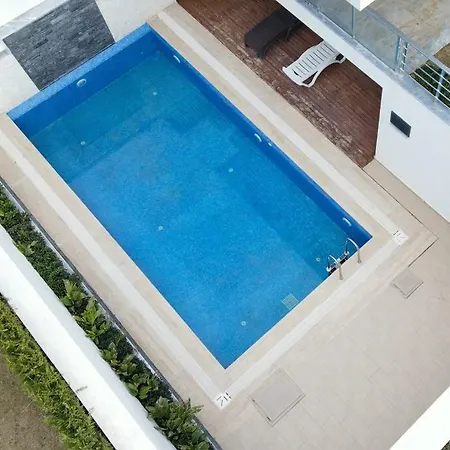 Cesmede Sakin Lueks Havuzlu Villa