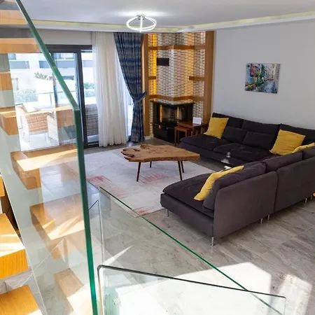 Cesmede Sakin Lueks Havuzlu Villa Cesme