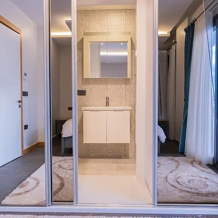Cesmede Sakin Lueks Havuzlu Villa *