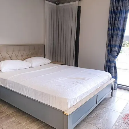 Cesmede Sakin Lueks Havuzlu Villa *