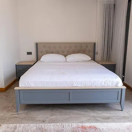 Cesmede Sakin Lueks Havuzlu Villa *