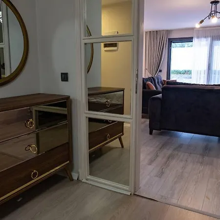 Cesmede Sakin Lueks Havuzlu Villa