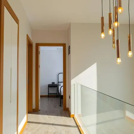 Cesmede Sakin Lueks Havuzlu Villa *