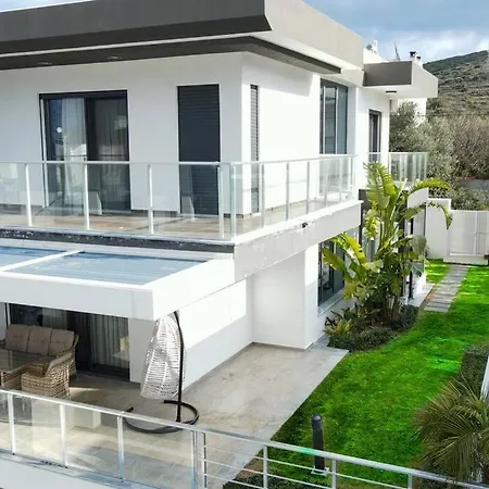Cesmede Sakin Lueks Havuzlu Villa Cesme